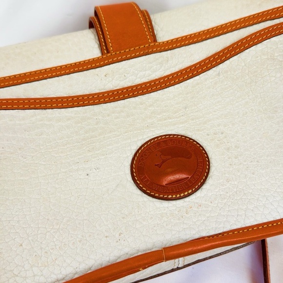 VINTAGE Dooney & Bourke White Pebbled Leather Saddle/Crossbody Bag - Picture 4 of 10